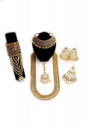 Matte golden jewelry set with seven parts