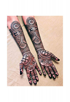 Gorgeous bridal mehedi
