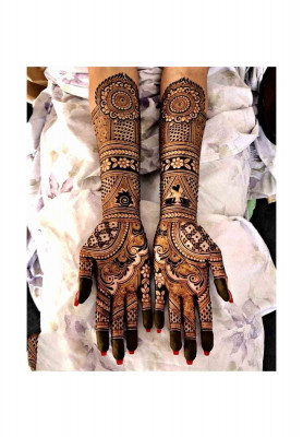 Gorgeous bridal mehedi