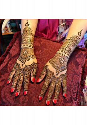 Gorgeous bridal mehedi