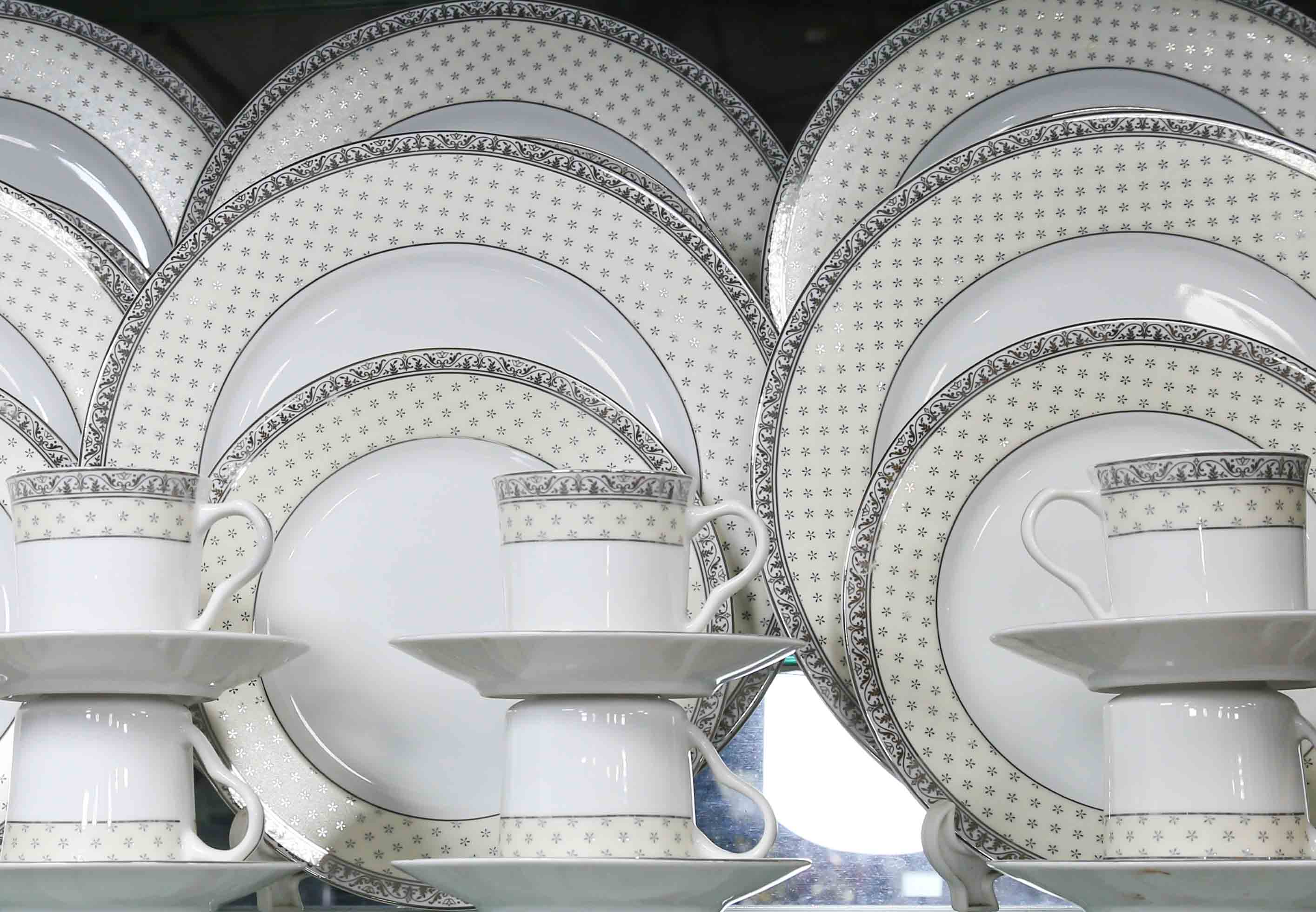 32 Pieces Paragon Dinner Set